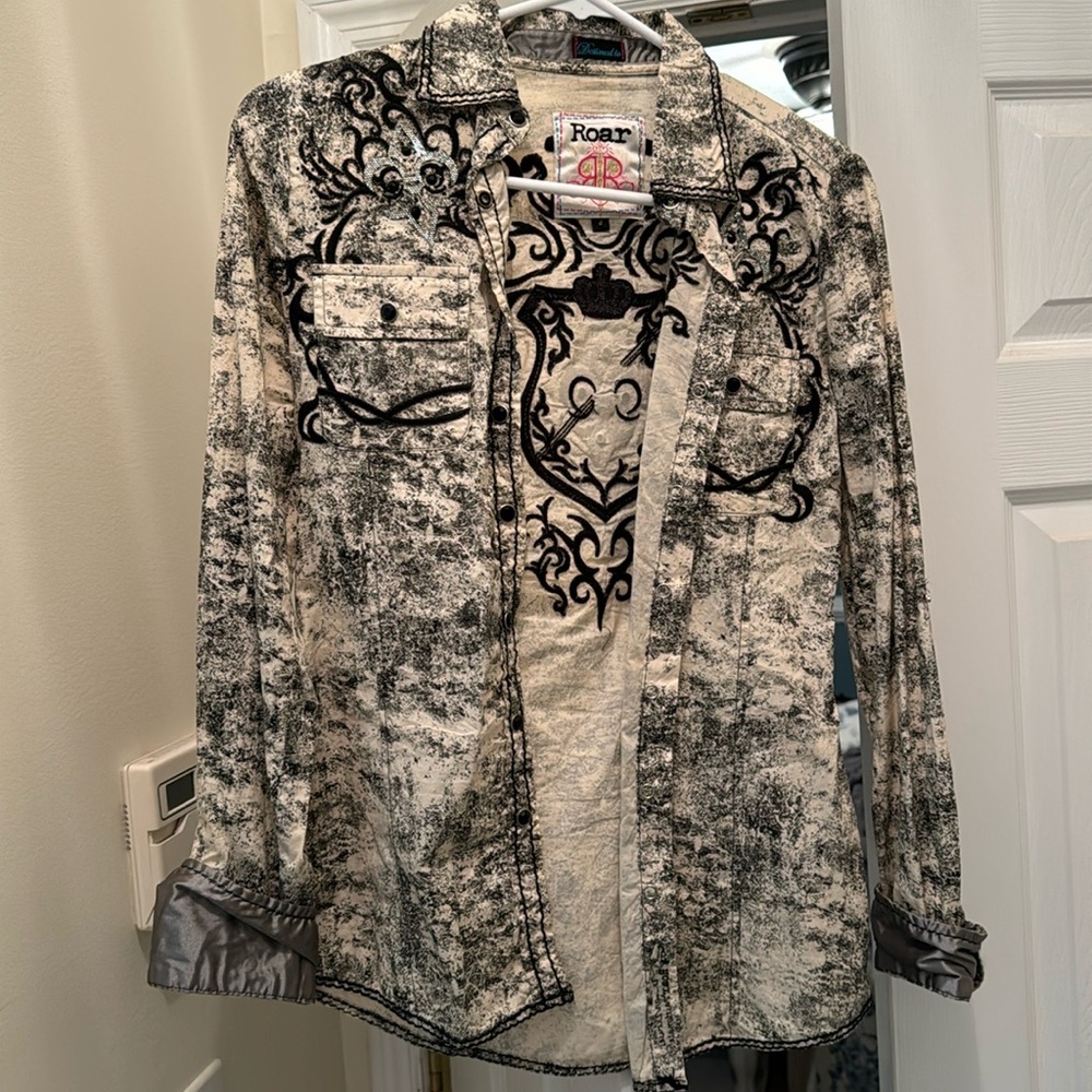 Roar button up S